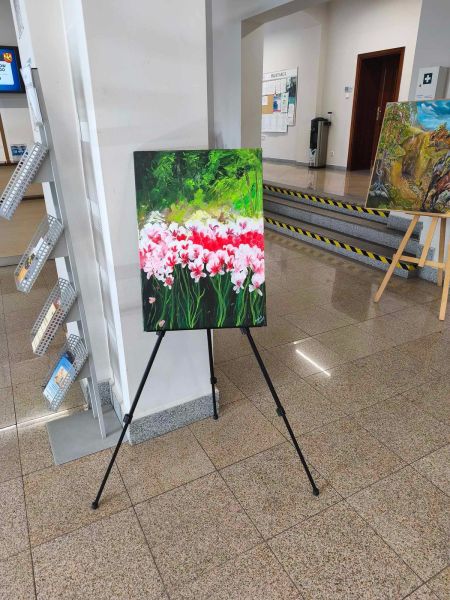 zdjęcie przedstawia pracę malarską, na której widnieją kwiaty. 