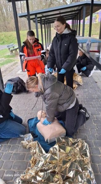 Uczestniczki biorące udział w Mistrzostwach Pierwszej Pomocy PCK przeprowadzają reanimację na fantomie.”