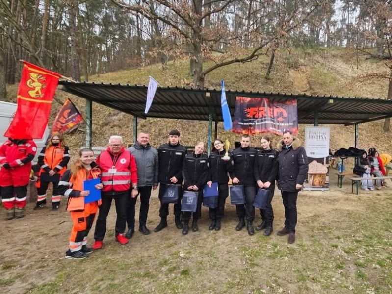 Nagrodzeni uczestnicy wraz z organizatorami i przedstawicielami władzy samorządowej.