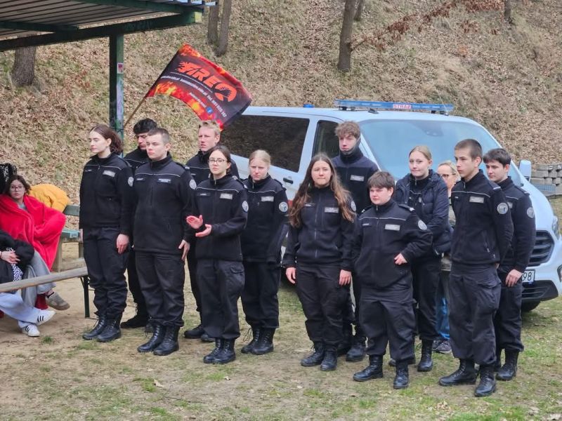 Grupa uczestników biorących udział w Etapie Rejonowym XXXI Mistrzostw Pierwszej Pomocy PCK.
