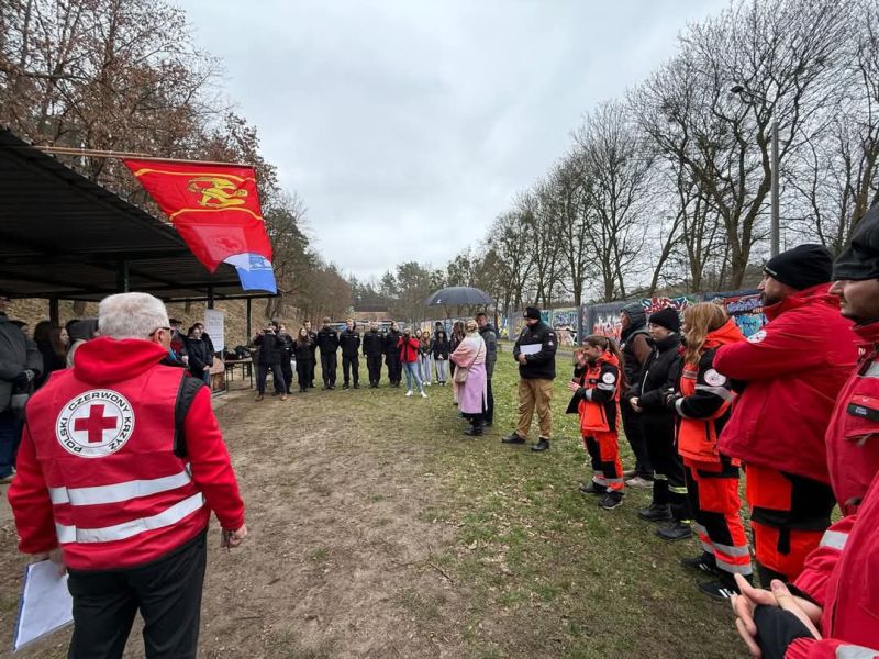 Uczestnicy, organizatorzy i goście zgromadzeni podczas XXXI Rejonowych Mistrzostw Pierwszej Pomocy PCK.