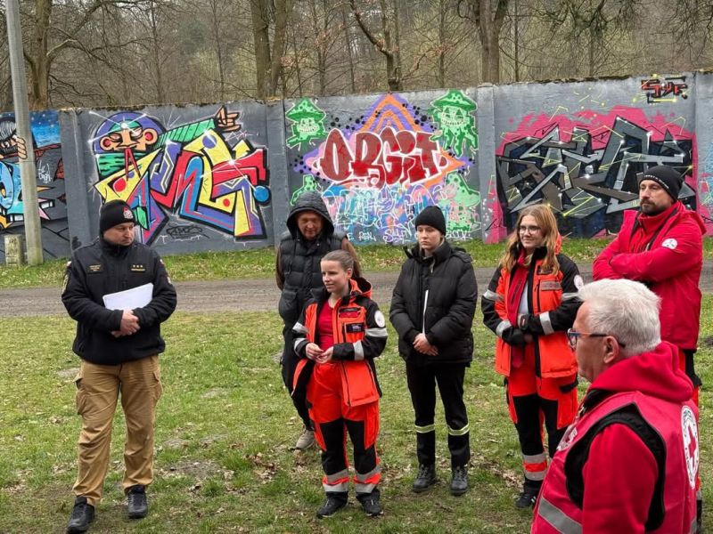 Uczestnicy, organizatorzy i goście zgromadzeni podczas XXXI Rejonowych Mistrzostw Pierwszej Pomocy PCK.