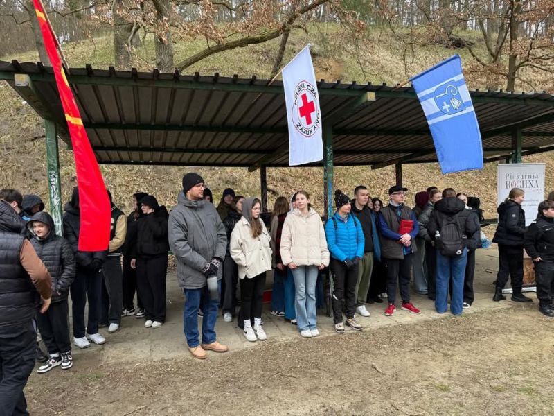 Uczestnicy i goście zgromadzeni podczas XXXI Rejonowych Mistrzostw Pierwszej Pomocy PCK.