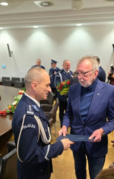 Andrzej Krzysztofiak, Przewodniczący Rady Miejskiej w Kwidzynie składa podziękowania ustępującemu komendantowi insp. Januszowi Skosolasowi za lata pełnionej służby w Komendzie Powiatowej Policji w Kwidzynie.