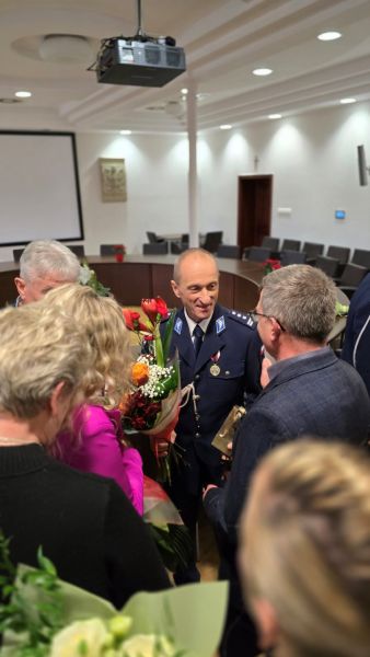 Zgromadzeni goście składają podziękowania ustępującemu komendantowi insp. Januszowi Skosolasowi za lata pełnionej służby w Komendzie Powiatowej Policji w Kwidzynie.