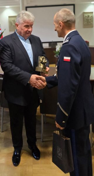 Jerzy Śnieg, Przewodniczący Rady Powiatu Kwidzyńskiego, składa podziękowania ustępującemu komendantowi insp. Januszowi Skosolasowi za lata pełnionej służby w Komendzie Powiatowej Policji w Kwidzynie.