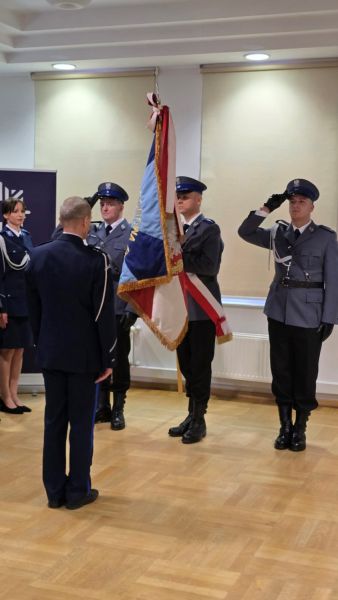 Ustępujący Komendant Komendy Powiatowej Policji w Kwidzynie, insp. Janusz Skosolas w trakcie „pożegnania ze sztandarem”