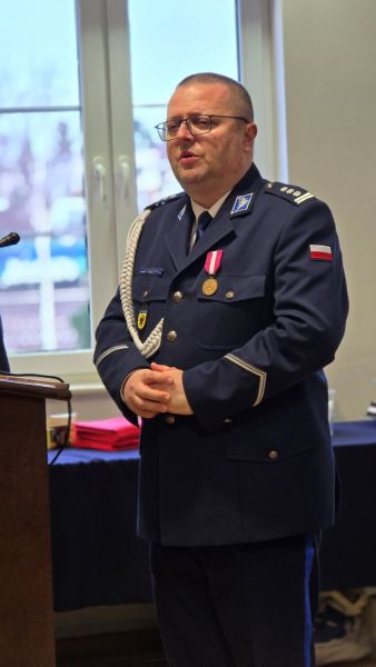 Insp. Konrad Kobierski, I zastępca Komendanta Wojewódzkiego Policji w Gdańsku, wygłasza przemowę do zgromadzonych gości.