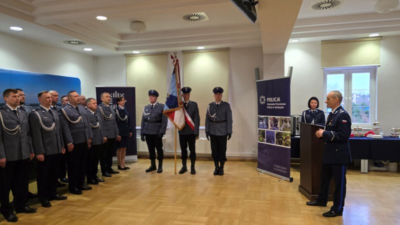 Insp. Janusz Skosolas, ustępujący Komendant Komendy Powiatowej Policji w Kwidzynie, wygłasza przemowę do funkcjonariuszy oraz zgromadzonych gości.
