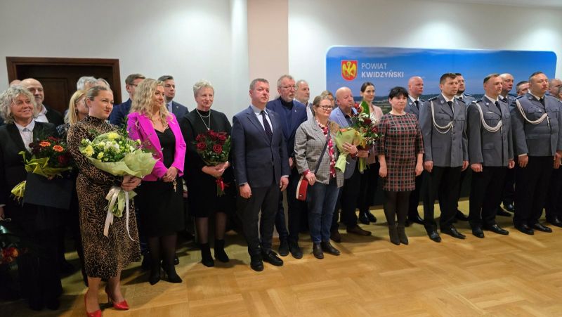 Zgromadzeni goście, w tym; przedstawiciele władz samorządowych oraz funkcjonariusze Komendy Powiatowej Policji w Kwidzynie.