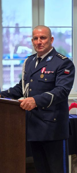 Insp. Jacek Kowalski, Komendant Komendy Powiatowej Policji w Kwidzynie, wygłasza przemowę do zgromadzonych gości.